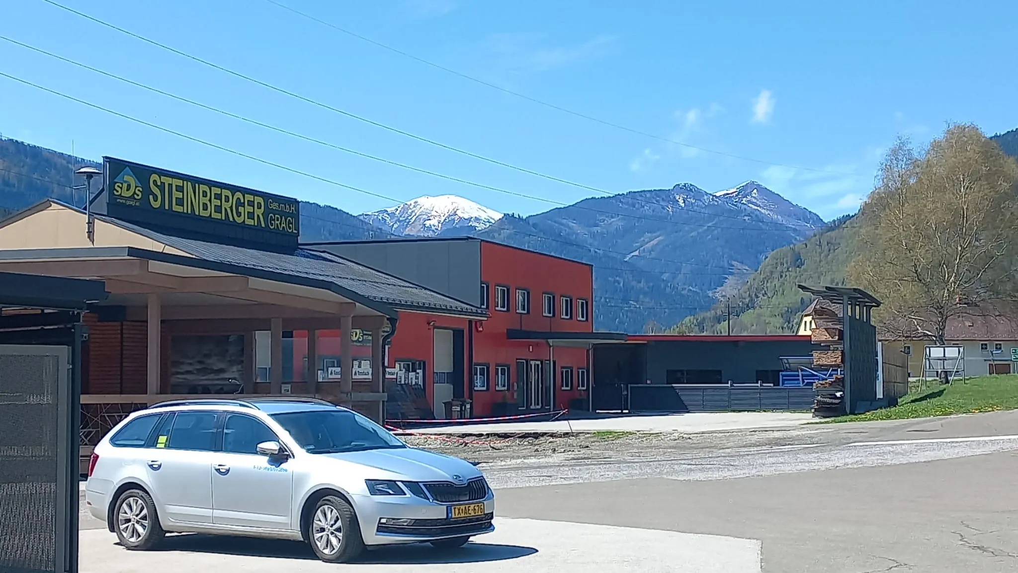 Taxi parkol egy hegy lábánál, festői természeti háttérrel